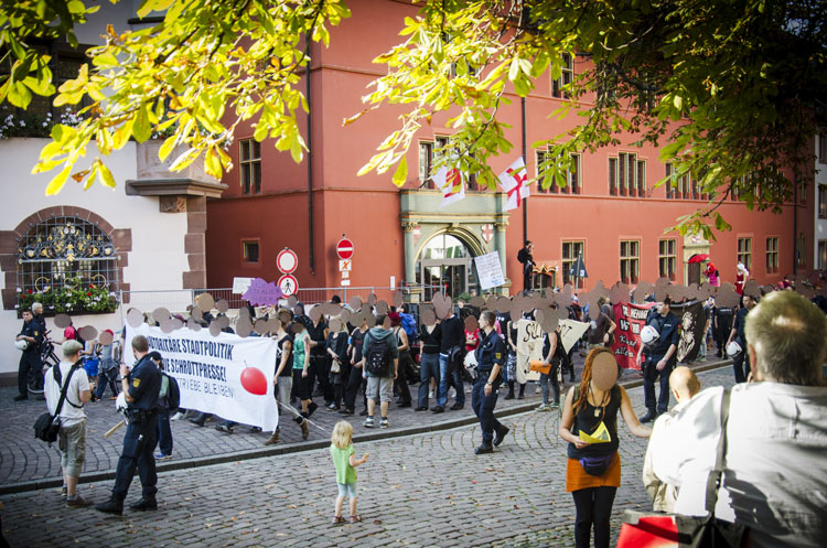 Die Demo zieht über den Rathausplatz - gleich Kundgebung!!!