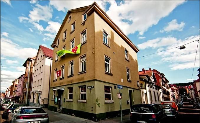 Die Banner an der Hauswand wehen im Wind. Bereits seit Mai wird in dem Gebäude gearbeitet. Foto: Steffen Honzera