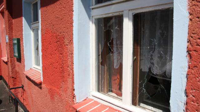 Carsten SchönebeckRund ein halbes Dutzend Fenster zerstörten die unbekannten Täter an der Klosterschenke in Greifswald-Wieck. Dort findet am Montagabend eine AfD-Veranstaltung statt. 