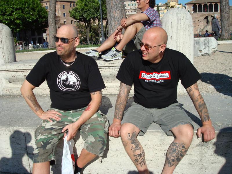 Rechts mit "Blood & Honour Deutschland"-Shirt: Christian Petrich, daneben der Schlagzeuger der Band "Pitbullfarm"