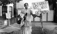 Jayaben Desai als Streikposten 1977 während des Grunwick Streik