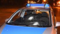 In Kreuzberg wurden insgesamt fünf Polizeiautos durch Steinwürfe schwer beschädigt, eine Person verletzt