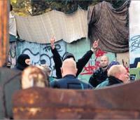 Ein ALGE-Mitglied protestiert umringt von Polizeibeamten gegen Räumung und Abriss des Vereinssitzes. Foto: Mathias Müller