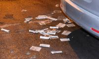 Flugblätter lagen auf dem Gehweg und der Straße vor dem Hostel verstreut (Foto: spreepicture)
