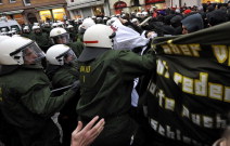 Polizei und Demonstranten gegen Rechts standen sich am Samstag in Freiburg gegenüber: Es flogen Flaschen und Feuerwerkskörper.