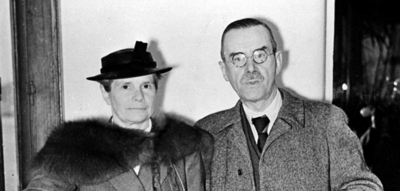 Thomas Mann, hier mit seiner Frau Katia, wurde am 3. Dezember 1935 mit der Liste Nr. 7 offiziell ausgebürgert – weil er "durch ein Verhalten, das gegen die Pflicht zur Treue gegen Reich und Volk verstößt, die deutschen Belange geschädigt" hätte