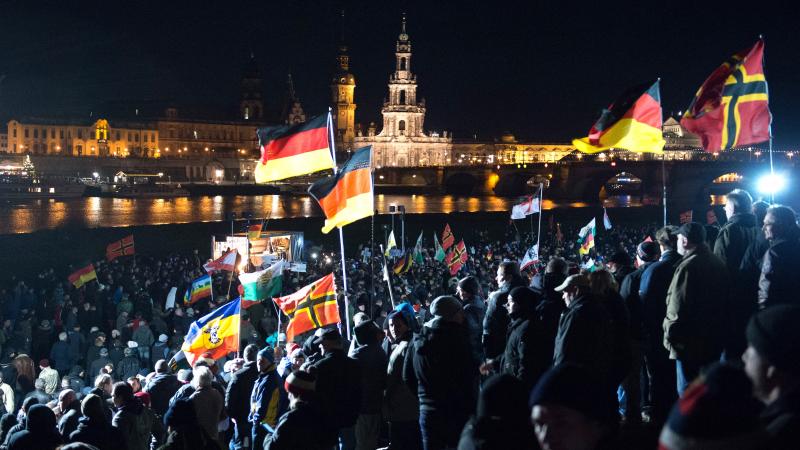 Teilnehmer der Pegida-Kundgebung am Königsufer in Dresden © Sebastian Kahnert/DPA