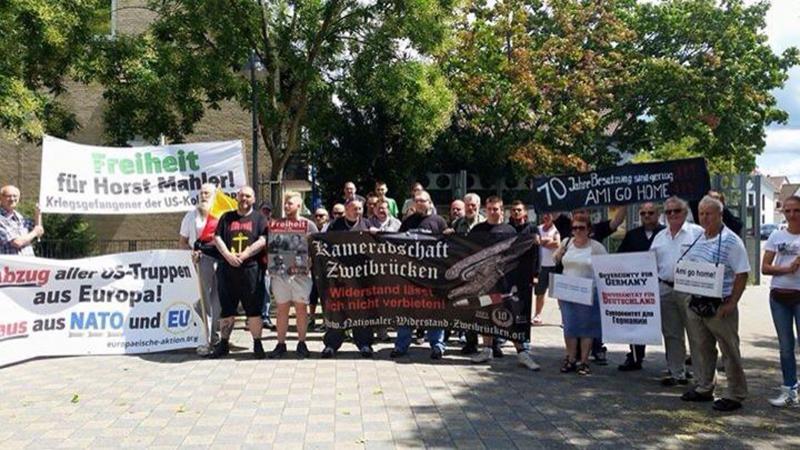Bangert (2. von links) bei der Nazi-Kundgebung am 27. Juli 2015 in Ludwigshafen