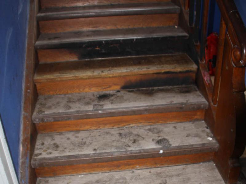 Das Feuer hat auf der Treppe im Erdgeschoss des Asylbewerbers- und Obdachlosenheims Spuren hinterlassen.