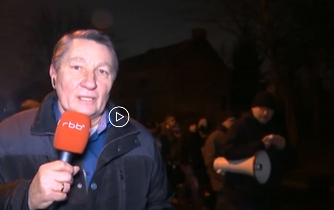 Nazi-Demo am 20.01.2015 durch Hohenschönhausen in der RBB-Abendschau. NPD-Redner mit Megafon im Hintergrund
