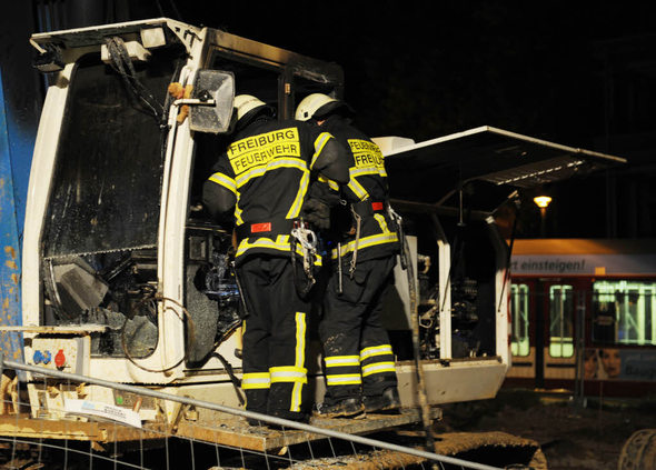 Die Feuerwehr löschte am Mittwochabend einen in Brand gesetzten Bagger auf dem M1-Areal im Stadtteil Vauban