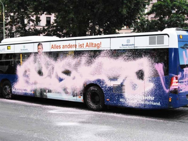 Der BVG-Bus wurde großflächig mit Farbe beschmiert
