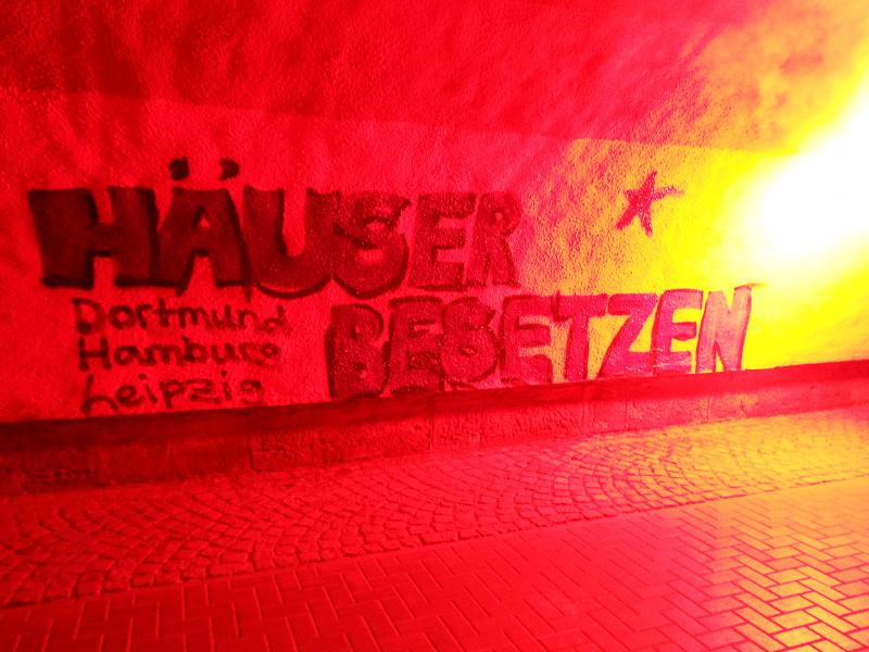 Grafitto "Häuser besetzen in Dortmund, Hamburg und Leipzig"