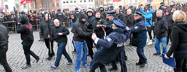 Die Attacke: Tim W. greift Ralf Kirsten an. Der stürzt über eine Bordsteinkante und fällt zu Boden. Archiv-Foto: Thorsten Büker