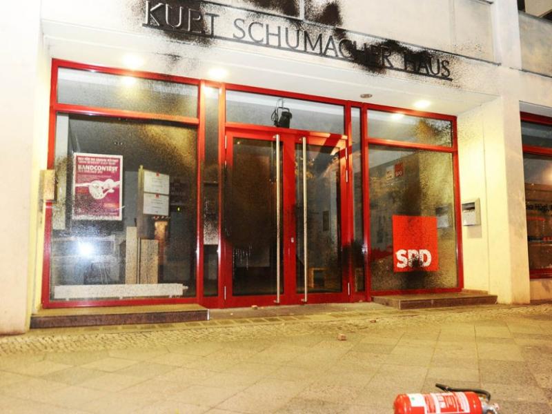 Auch die Scheiben des Kurt-Schumacher-Hauses wurden eingeworfen