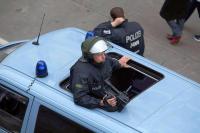 Kamera im Anschlag. Demonstration werden grundsätzlich gefilmt, wenn die Polizei konkrete Straftaten erwartet. Der Berliner Senat hat im April 2013 auch Übersichtsaufnahmen ohne Verdacht auf Auseinandersetzungen erlaubt. FOTO: DPA
