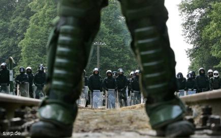 Wie diese Polizisten beim G8-Gipfel in Heiligendamm vor zwei Jahren werden auch die Göppinger Bereitschaftspolizisten beim Nato-Gipfel Anfang April in Baden-Baden und Kehl im Einsatz sein.