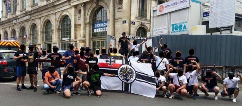 Dieses Bild von deutschen Hooligans vor dem Hauptbahnhof in Lille zeigt nach Angaben der Dresdner Polizei mindestens „zehn gewaltbereite Dynamo-Fans“.