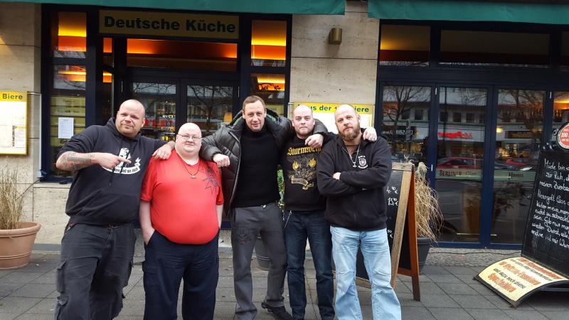 Neonazi-Rapper Patrick Killat (links) und Sacha Korn Arm in Arm mit Jonas Schneeberger (3. u. 4. v. links)