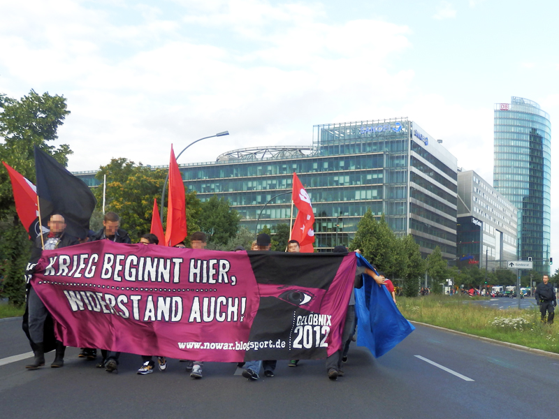 Die De­mons­tra­ti­on hin­ter dem Pots­da­mer Platz