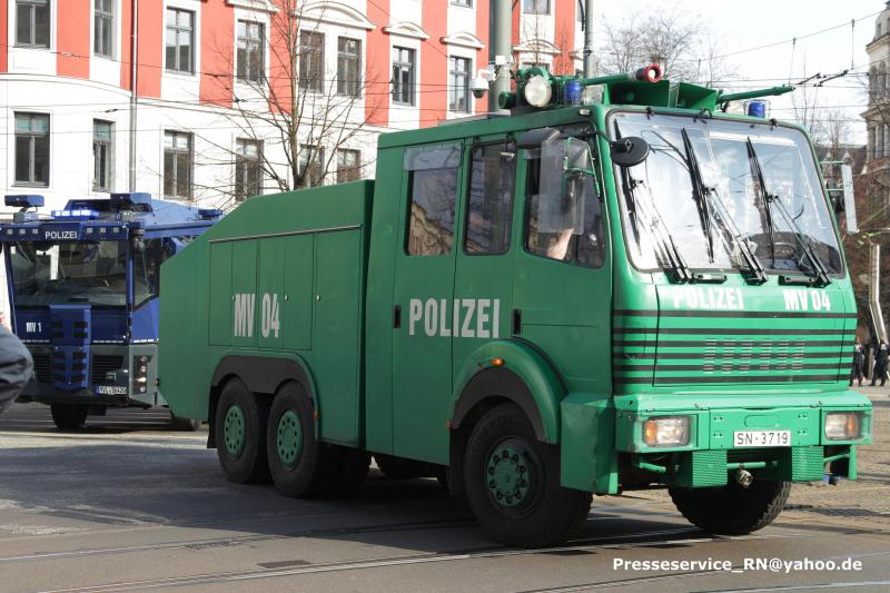 rangekarrte Wasserwerfer am auf dem Hasselbachplatz (Foto: Presseservice Rathenow)