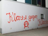 "Klasse gegen Klasse": Auf die Wand des Jobcenters wurde ein Klassenkampf-Spruch gesprüht