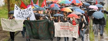 Rund 130 Menschen machten am Sonntag bei strömenden Regen beim Protestmarsch von Stade zur Symphonie in Wöhrden am Schwingedeich mit.