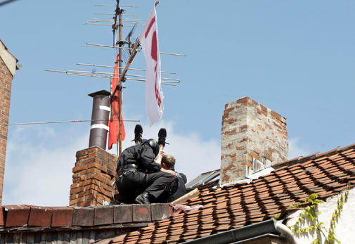 "Höhenretter" der Polizei verfrachten Kletterer in Dachluke