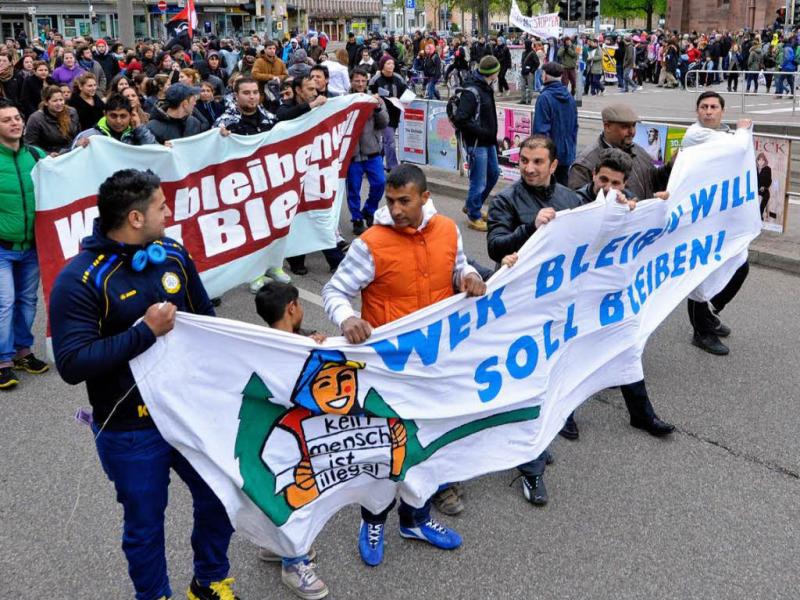 Rund 500 Menschen demonstrierten am Samstagnachmittag mit ihrem Zug durch Freiburg gegen die neue Welle von Abschiebungen von Roma. Foto: Michael Bamberger