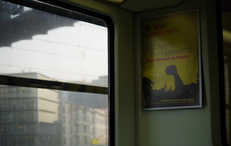 Bundeswehr-Plakat in S-Bahn durch Antimilitaristisches Plakat ersetzt