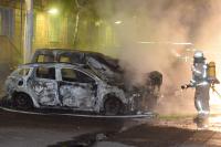 In Berlin-Friedrichshain löscht die Feuerwehr mehrere brennende Autos (Foto: spreepicture)