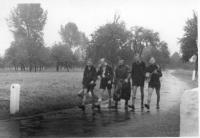 Schwarze Schar durch Wind und Wetter (in der Mitte - Hans Schmitz)