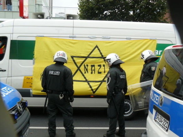 Volksverhetzung? Beim Aufmarsch 2008 in Bonn dürfen die Neonazis vom Aktionsbüro Mittelrhein den Lautsprecherwagen mit ihrem Transparent “schmücken”