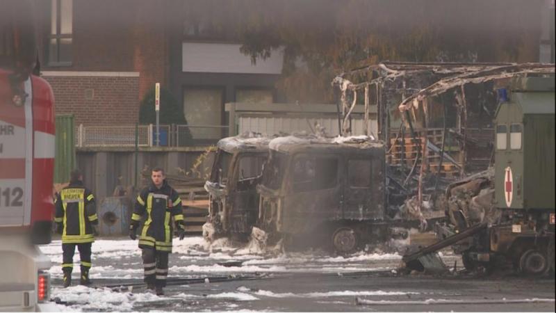 Insgesamt 15 Lastwagen brannten komplett ausFoto: Nonstopnews