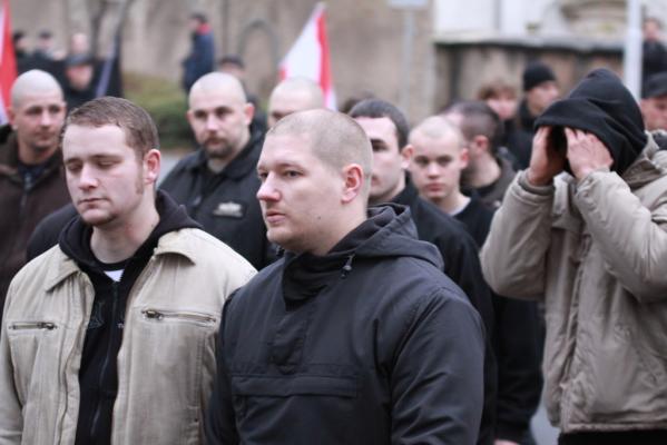 Malte Rede­ker aus Ludwigshafen ist der „European Secretary“ der neonazistischen Hammerskins Nation (HSN). Hier im Vordergrund (mitte) bei einer Demonstration im November 2009 in Wunsiedel.