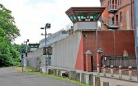Hinter diesen Mauern passieren unschöne Dinge. Die Gefangenen-Gewerkschaft GG/BO fordert unter anderem die Schließung der Teilanstalt II in der JVA Tegel.