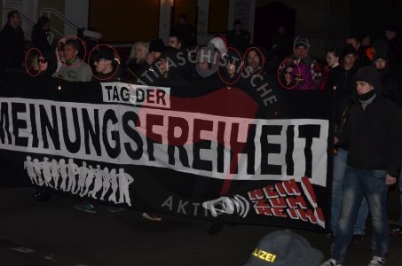 Die „Bür­ger­be­we­gung Hel­lers­dorf“ [mar­kiert] auf dem De­mo­aus­flug nach Bes­ten­see [Bran­den­burg] am 21.​12.​13 / Quel­le: Ney Som­mer­feld