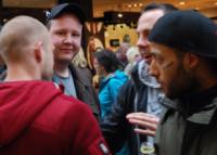 Neonazi Hartmann (2. von links) und "Kamerad" begrüßen die "Ordner" der AfD und gesellen sich zu ihnen. 