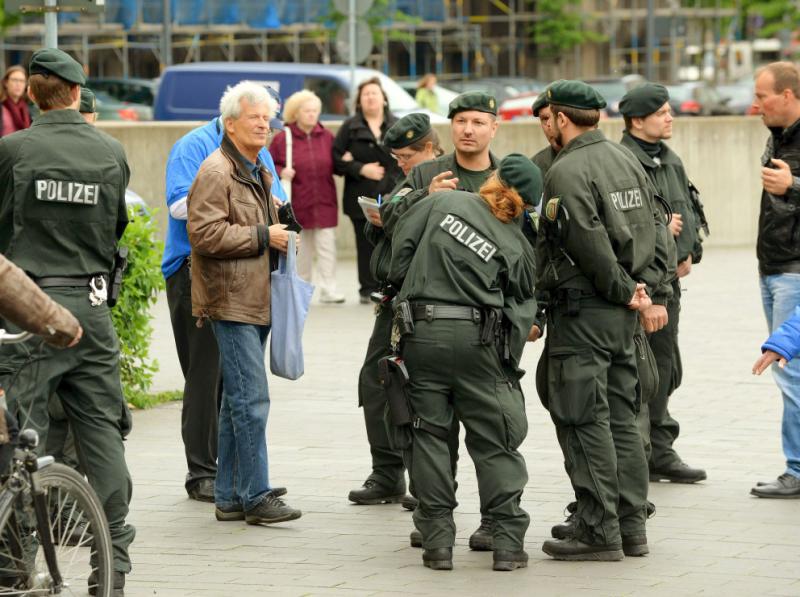 Am Rande der Veranstaltung wurde ein Politiker der Partei Die Linke aus Duisburg von den Ordnern und der Polizei vorübergehend festgehalten, da er nach Angaben der Ordner den Wahlkampfbus beschädigt haben soll. Hans Wener Rook dementiert die Aussage.