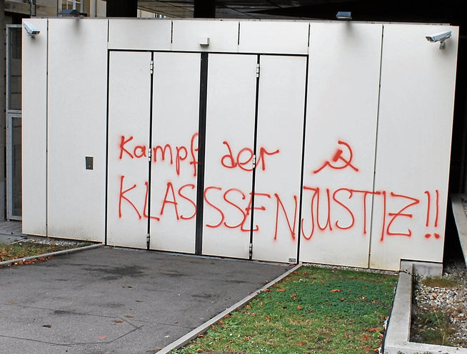 Auf ein Einfahrtstor des Oberlandesgerichts in der Olgastraße sprühten Unbekannte den Schriftzug „Kampf der Klassenjustiz“.