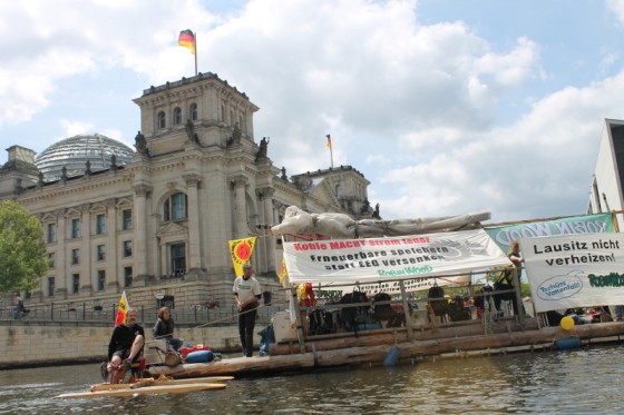 Floß vor dem Reichstag
