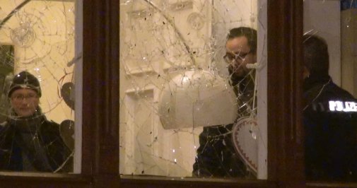 Die Nacht des Anschlags am 24. November 2015: Justizminister Sebastian Gemkow (rechts) hinter einer der zerstörten Fensterscheiben. Foto: Holger Baumgärtner