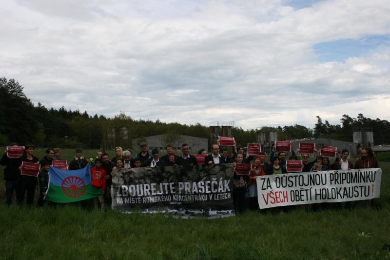 Tschechische und deutsche Aktivist_innen protestieren vor der Schweinemastanlage