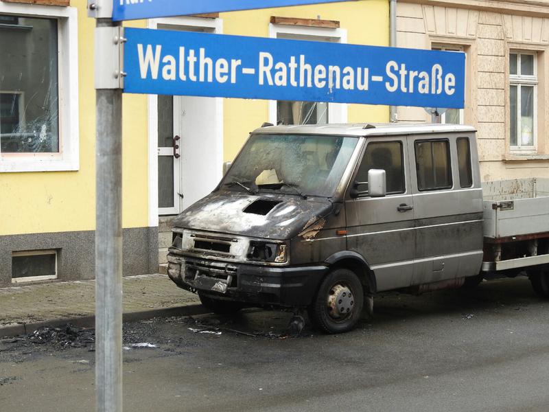 Spuren des Brandanschlags in der Walter-Rathnow-Straße: Dieser Kleinlaster wurden durch die Flammen beschädigt.