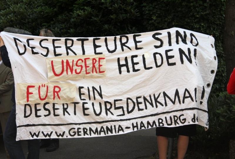 Aktivisten hatten auch ein ehemaliges Plakat der gastgebenden Burschenschaft Germania Hamburg in ihrem Sinne umgestaltet.