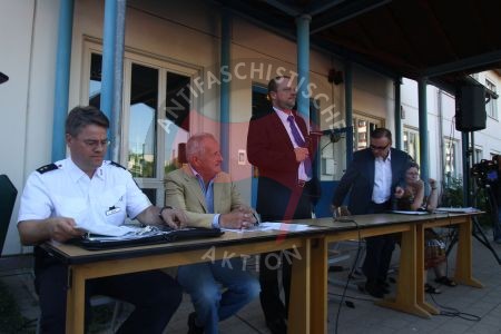 Be­zirks­bür­ger­meis­ter Ste­fan Komoß [mit­tig, ste­hend] am „Brau­nen Diens­tag“ – 09.​07.​13 / Quel­le: Chris­ti­an Jäger