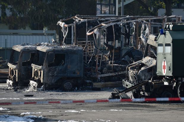 18 Fahrzeuge, zwei Anhänger und ein Container der Bundeswehr brannten in Hemelingen aus. Unten: Auszüge aus einem Schreiben des Verteidigungsministeriums, in dem Details genannt werden. (Karsten Klama)