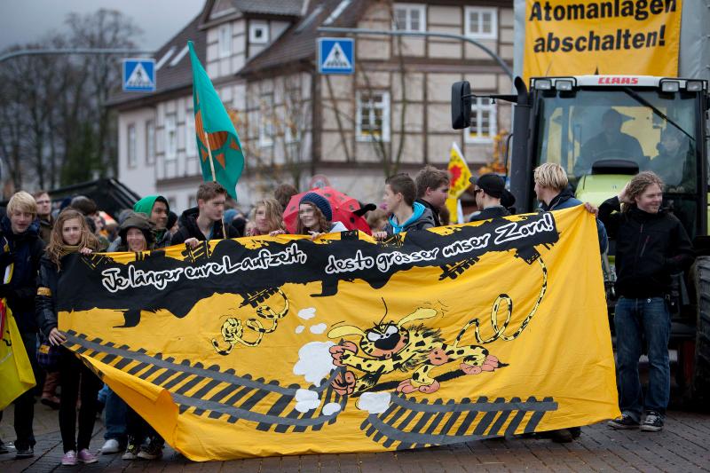 SchülerInnen-Demo in Lüchow: Je länger eure Laufzeiten - desto größer unser Zorn (www.publixviewing.de)