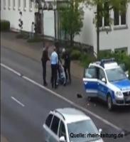 Polizisten treten und schlagen einen Mann