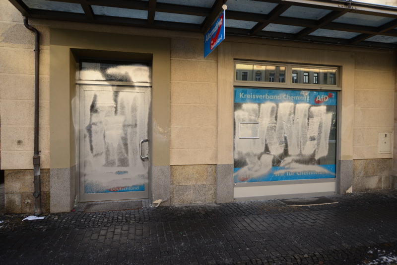 Tür und Schaufensterscheibe des AfD-Büros wurden mit Farbe beschmiert. 